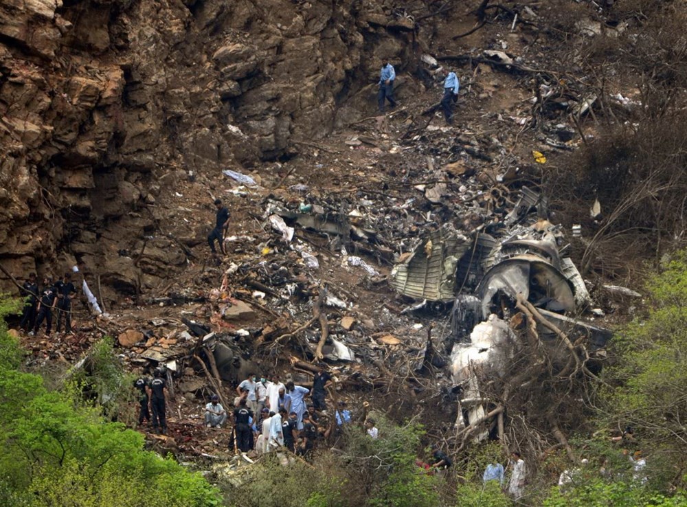 A321 thuộc gia đình A320 với hồ sơ an toàn bay rất tốt. Chỉ duy nhất một vụ tai nạn rất nghiêm trọng liên quan tới A321 xảy ra kể từ khi nó được đưa vào hoạt động. Ngày 28/7/2010, chuyến bay số hiệu 202 của hãng hàng không Airblue chở 152 hành khách và phi hành đoàn đâm vào một sườn đồi ở ngoại ô Islamabad của Pakistan. Không ai sống sót sau vụ tai nạn. Theo các nhà điều tra, thời tiết xấu và tầm nhìn kém là nguyên nhân khiến phi cơ gặp sự cố.  Ảnh: AFP