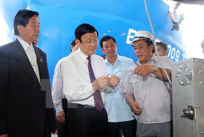Chủ tịch nước Trương Tấn Sang thăm tàu cá của ngư dân tỉnh Bình Định sử dụng công nghệ và ngư cụ của Nhật Bản để câu cá ngừ đại dương. (Ảnh: Nguyễn Khang/TTXVN)