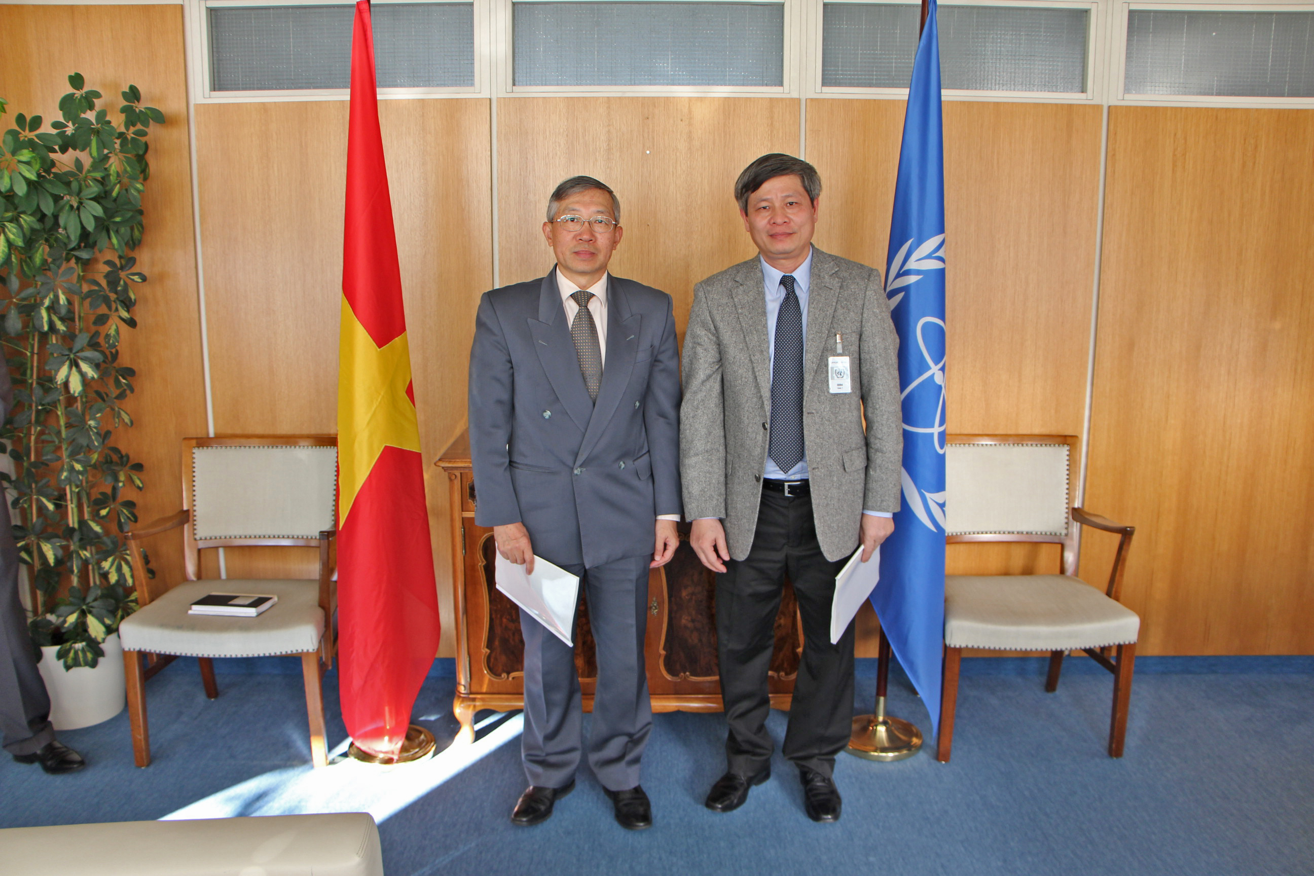 Thứ trưởng Bộ Khoa học và Công nghệ Phạm Công Tạc cùng Ngài Phó Tổng giám đốc IAEA Dazhu Yang (bên trái) trong lễ ký kết.