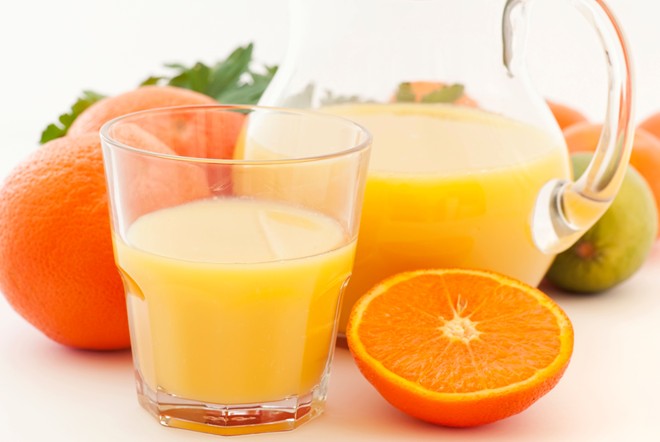 Những loại nước ép nhiều axit citric như cam, dứa, chanh... khiến vi khuẩn sinh sôi, gây hôi miệng. Ảnh: Huffingtonpost. 