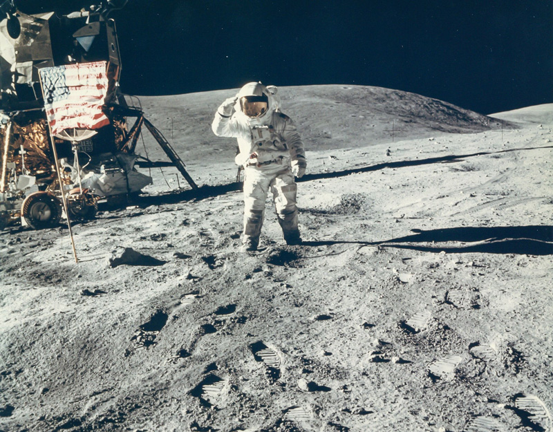 Phi hành gia Charles Duke trên Mặt trăng. Ảnh: NASA