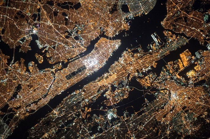 Đô thị và được bao bọc bởi những con sông dưới mặt đất được chụp từ ISS ngày 13/9/2014.