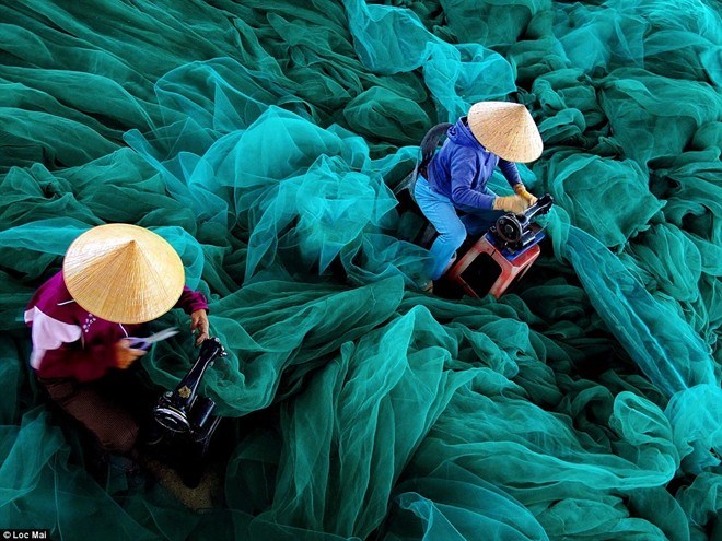 Nhiếp ảnh gia Lộc Mai, Việt Nam, đoạt giải khuyến khích với tác phẩm “Hành trình tiếp theo”. Những phụ nữ trong ảnh sống trong một làng chài ở Nha Trang. Họ đang sửa lưới đánh cá để chồng của họ sử dụng trong chuyến ra khơi tiếp theo. Ảnh: Lộc Mai.