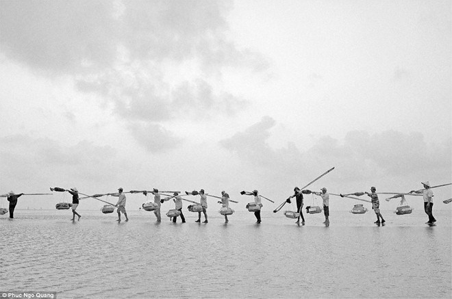 Ngô Quang Phúc, một nhiếp ảnh gia Việt Nam, giành giải khuyến khích với bức ảnh những người làm nghề đẩy xiệp tại thị trấn ven biển Bạc Liêu. Dù lao động rất vất vả, thu nhập của họ rất thấp. Ảnh: Ngô Quang Phúc.
