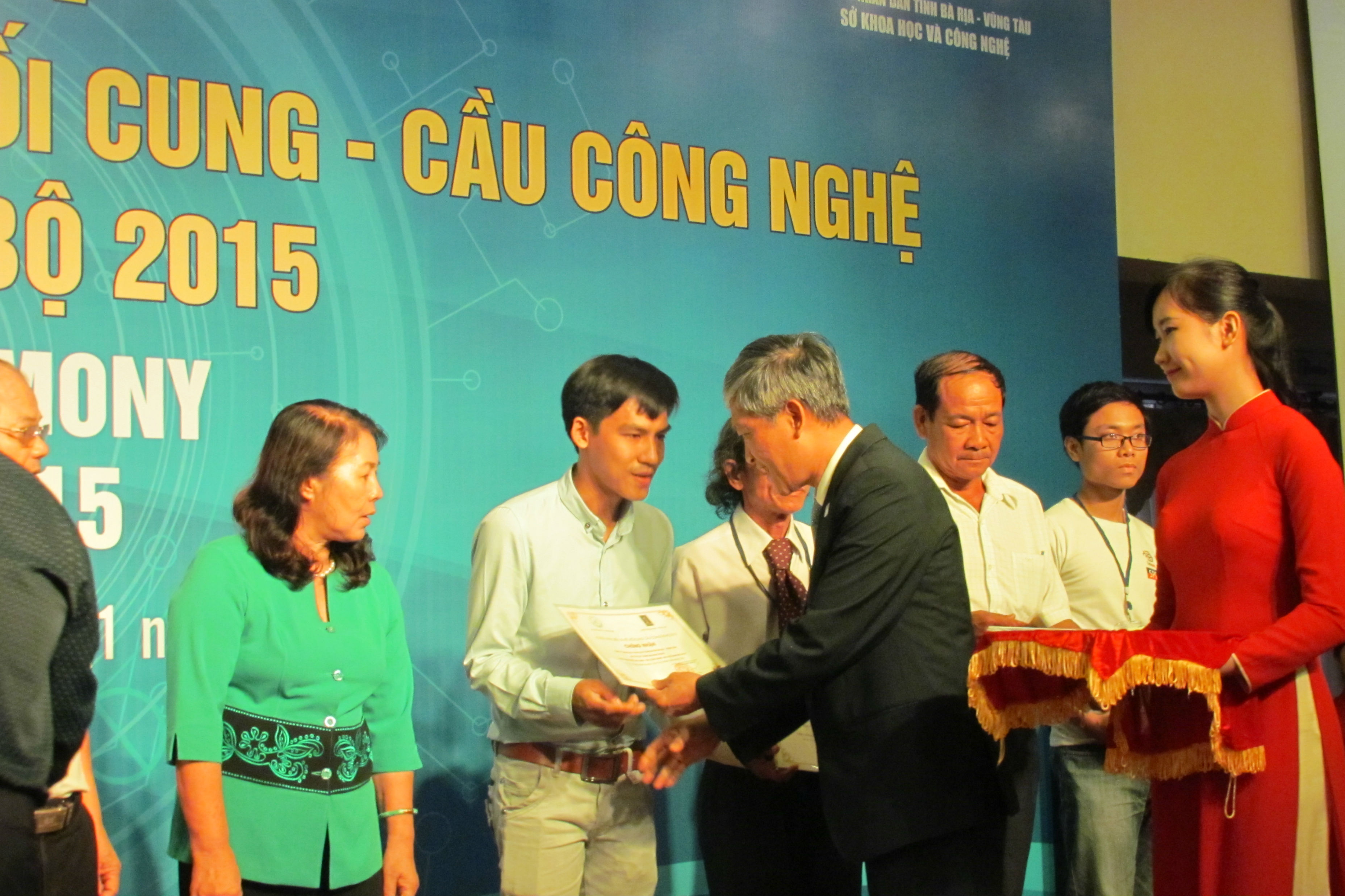 Thức trưởng Trần Văn Tùng và Phó Chủ tịch Lê Thanh Dũng trao giấy chứng nhận cho các đơn vị tham gia Tech Demo 2015
