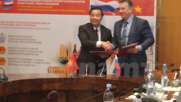 Thứ trưởng Chu Ngọc Anh và Thứ trưởng Kaganov Veniamin Shaevich ký Biên bản và quy chế của Ủy ban hợp tác Giáo dục, Khoa học và Công nghệ Nga-Việt. (Ảnh: Quế Anh/Vietnam+)