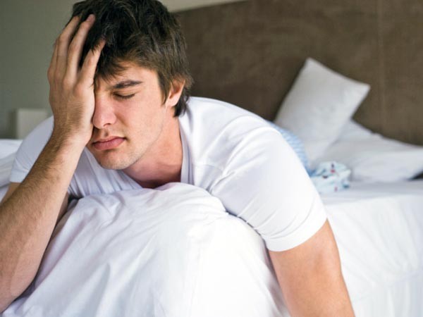 Đau đầu là triệu chứng phổ biến xảy ra khi bạn ngủ nướng vào cuối tuần hay các kỳ nghỉ. Ảnh: Boldsky.