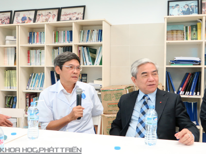 ThS Phan Kim Ngọc báo cáo kết quả nghiên cứu khoa học với Bộ trưởng Bộ Khoa học và Công nghệ Nguyễn Quân.