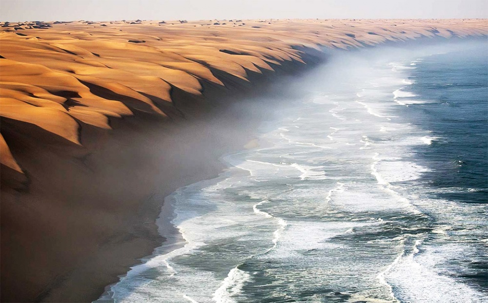 Sa mạc Namib giao với biển Đại Tây Dương.
