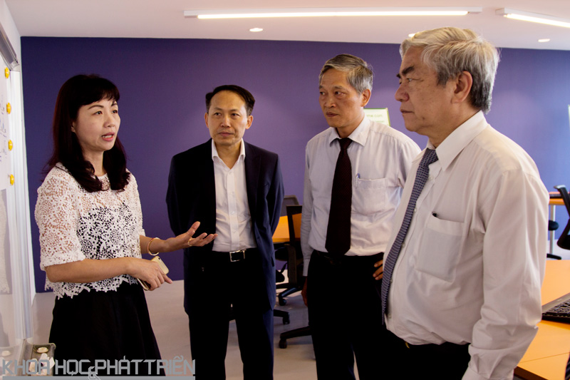 Bộ trưởng Nguyễn Quân cùng Thứ trưởng Trần Văn Tùng đang lắng nghe bà Thạch Lê Anh giới thiệu mô hinh làm việc của VSV. 