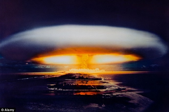 Một vụ nổ hạt nhân. Ảnh: Alamy  Nếu thảm họa hạt nhân xảy ra, thế giới sẽ tràn ngập phóng xạ. Các chuyên gia của Hiệp hội hóa học Mỹ (ACS) chỉ ra những yếu tố sau để sống sót và sinh tồn nếu xảy ra thảm họa.