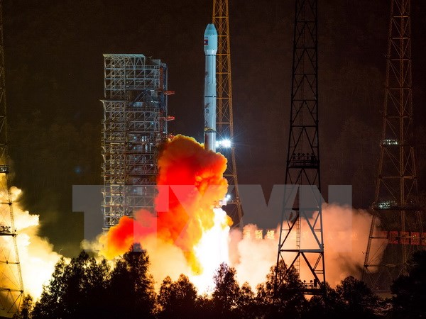 Tên lửa đẩy mang theo vệ tinh Lao Sat-1 của Lào rời bệ phóng tại Trung tâm phóng vệ tinh Tây Xương ở tỉnh Tứ Xuyên, Tây Nam Trung Quốc ngày 21/11. (Nguồn: THX/TTXVN)