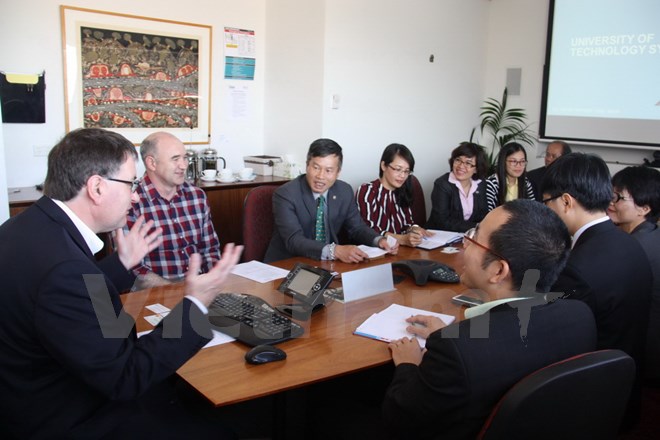 Giáo sư David Robson (trái) trao đổi với đoàn trong buổi làm việc tại UTS. (Ảnh: Khánh Linh/Vietnam+)