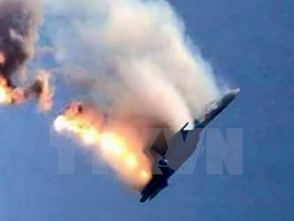 Máy bay chiến đấu của Nga bốc cháy sau khi bị bắn hạ gần khu vực biên giới Thổ Nhĩ Kỳ-Syria. 