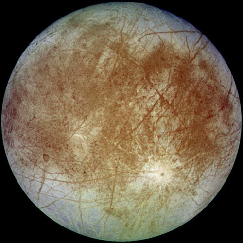 Đại dương nằm dưới Europa. Gần đây, giới khoa học cho rằng Europa là nơi thích hợp cho sự sống nhiều nhất trong hệ Mặt trời. Europa chứa cả những vi sinh vật đơn giản và các dạng sống phức tạp. Nhiều năm qua người ta tin rằng có một đại dương chứa oxy nằm dưới bề mặt đóng băng của Europa. Theo ước tính lượng oxy trong đại dương dưới bề mặt Europa đủ lớn để duy trì sự sống cho khoảng 3 triệu tấn vi sinh vật.