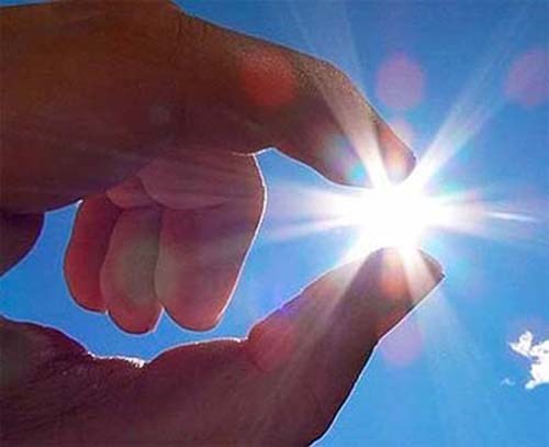 Ngừa đa xơ cứng. Nhận đủ lượng vitamin D từ ánh nắng mặt trời hoặc thực phẩm góp phần giảm nguy cơ bệnh đa xơ cứng (MS). Nghiên cứu cũng chỉ ra, những người sống ở vĩ độ cao, ít tiếp xúc với ánh nắng mặt trời có nguy cơ mắc bệnh cao hơn so với những người ở gần đường xích đạo.