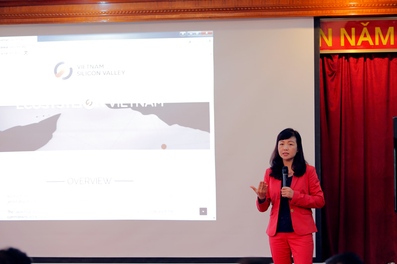 Bà Thạch Lê Anh - Giám đốc điều hành VSV trình bày tham luận về doanh nghiệp khởi nghiệp và quỹ đầu tư mạo hiểm.
