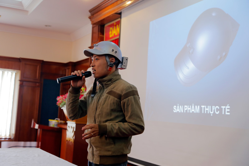 Trình diễn Thiết bị chỉ đường thông minh cho người khiếm thị của Đại học Công nghệ Thông tin, thuộc Đại học Thái Nguyên.