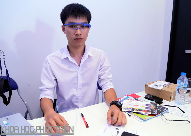 Nguyễn Huỳnh Nhật Thương đeo thử nghiệm kính Handi Glass.
