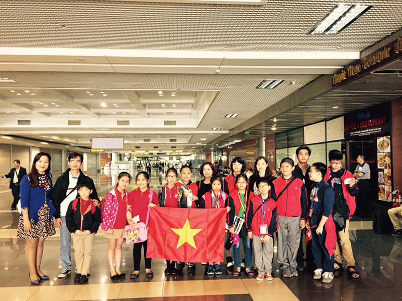 Đoàn học sinh Việt Nam giành được 2/4 giải đồng đội của cuộc thi lập trình quốc tế dành cho học sinh phổ thông WeCode 2015.