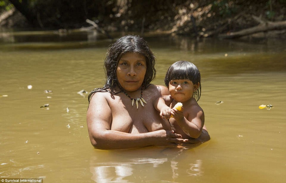 Hai mẹ con của bộ lạc Awa đang tắm trên sông. (nguồn: Dailymail)