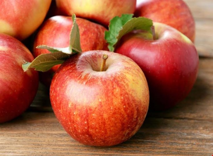 Táo: táo có khả năng chống mùi hơi thở hôi vì nó có tính chất tẩy rửa tự nhiên. Khi cắn táo, bạn tẩy mảng bám khỏi răng và ngăn chặn vi khuẩn sinh sôi trong miệng.