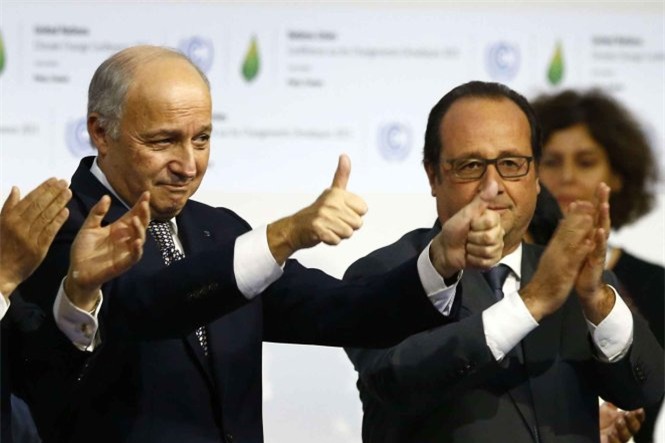 Ngoại trưởng Pháp Laurent Fabius và tổng thống Pháp François Hollande vui mừng khi thỏa thuận khí hậu Paris đã được thông qua - Ảnh: AP