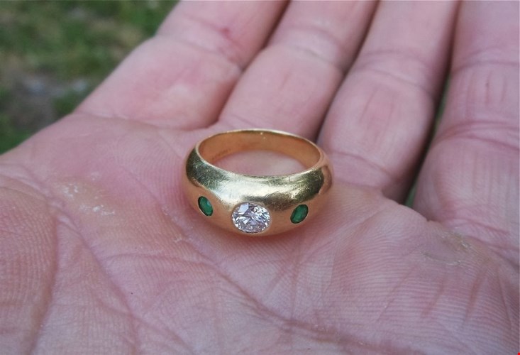 Trên một bãi biển ở Florida, Mỹ, người ta đã tìm thấy một chiếc nhẫn vàng 18K khảm ngọc lục bảo và kim cương cực kỳ quý giá.
