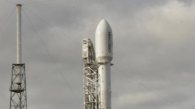 Tên lửa Falcon 9 trên bệ phóng tại Mũi Can