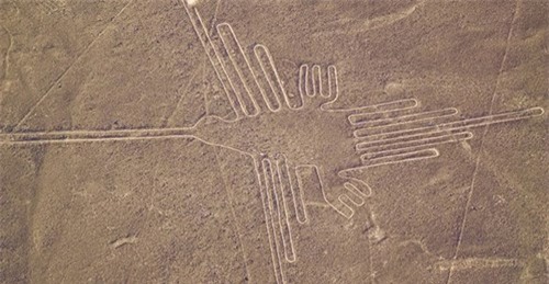 Một hệ thống đường kẻ cổ đại kéo dài hơn 50 dặm khiến nhiều thế hệ các nhà khảo cổ học kinh ngạc. Bên cạnh những đường nét và hình thù đơn giản còn có những hình vẽ động vật, chim và con người. Kích thước khổng lồ của những hình vẽ này cho thấy chúng chỉ có thể được xem và đánh giá cao từ trên cao, nhưng không có bằng chứng rằng người Nazca đã phát minh ra máy bay.
