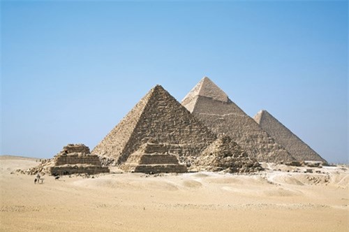 Giza một kỳ công đáng kinh ngạc của kỹ thuật trong thời đại bấy giờ, mà công trình này còn nằm ở giao lộ của các đường vĩ độ và kinh độ dài nhất. Có phải những người xây dựng các kim tự tháp đã biết trái đất hình tròn và kích thước của nó?
