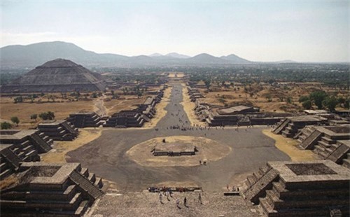  Kim tự tháp Mặt trời ở Teotihuacan của Mexico nằm ở trung tâm của một tổ hợp các kim tự tháp tuân thủ theo mô hình hệ thống các hành tinh trong hệ mặt trời.
