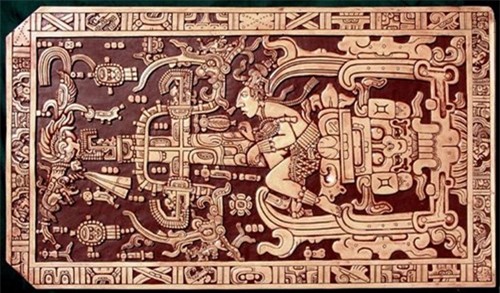 Quan tài của Pacal được chạm khắc cực kỳ cầu kỳ của ông đã trở thành một tác phẩm nghệ thuật kinh điển của người Maya và cũng là chứng cứ ủng hộ lý thuyết về người ngoài hành tinh cổ xưa. Theo quan điểm của họ, Pacal được vẽ lại lúc ông ở trong tàu vũ trụ đang cất cánh. Ông với tay lên bảng điều khiển, chân trên bàn đạp và thở bằng ống oxy.