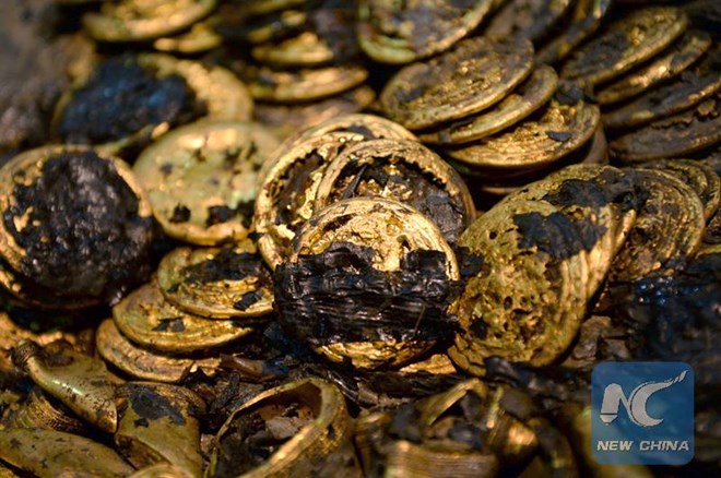 Những đồng tiền vàng được tìm thấy trong ngôi mộ cổ.