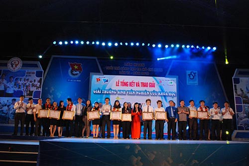 Ban tổ chức trao thưởngcho các đề tài đoạt giải
