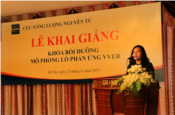 Bà Nguyễn Thị Thu Trang - Phó Cục trưởng Cục Năng lượng nguyên tử - phát biển  tại khóa bồi dưỡng.