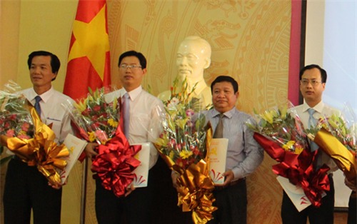 Ông Huỳnh Minh Tuấn (35 tuổi, thứ 2 từ trái qua) là giám đốc sở trẻ nhất tỉnh Đồng Tháp. Ảnh: A.X