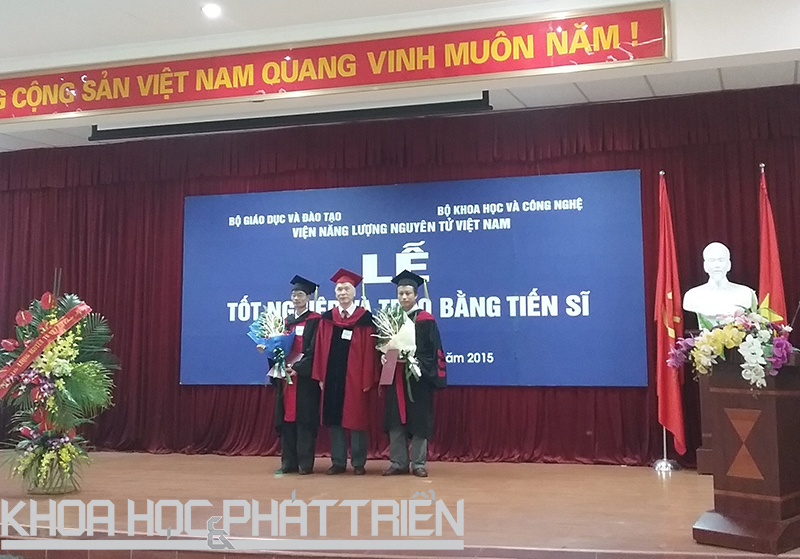 Các tân tiến sĩ do Viện Năng lượng nguyên tử Việt Nam đào tạo. Ảnh: Nguyễn Hoàng