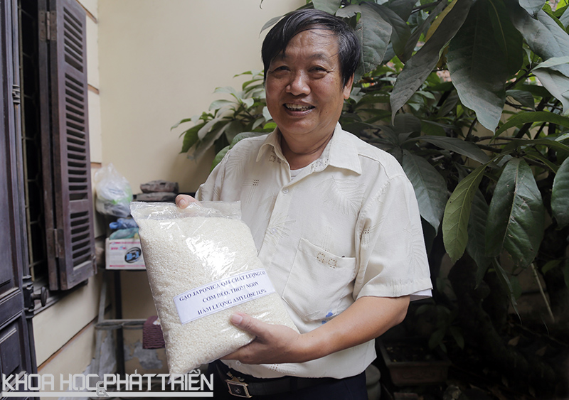 GS Trần Duy Quý giới thiệu loại gạo mới chọn tạo giống nhờ công nghệ hạt nhân.                                                                                                                                    Ảnh: Loan Lê