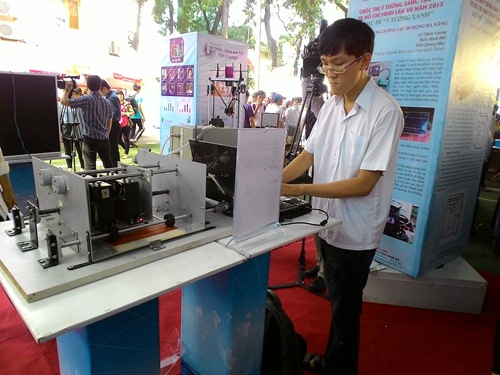 Nguyễn Văn Bắc - thành viên nhóm nghiên cứu đang vận hành thử nghiệm máy. Ảnh: Hà Thế An.