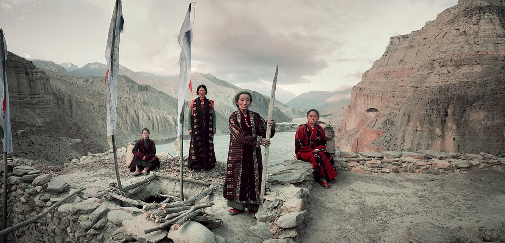 “Vùng đất của người Lo” - cách người Mustang tự gọi mình - có 7.000 người sinh sống, rải rác trên 2.000 km2 ở thung lũng sông Kali Ghandaki. Các đường dọc sông trước kia là tuyến giao thương lớn. Muối từ các hồ sâu trong lòng Tây Tạng và len từ trâu yak được đem đổi lấy thóc lúa và gia vị của Ấn Độ. 