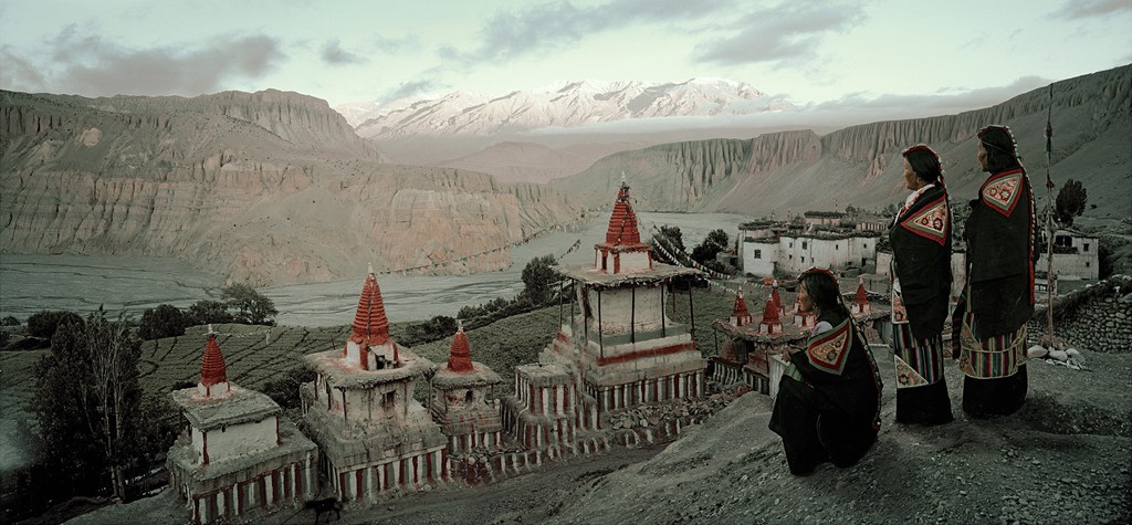 Người Mustang theo Phật giáo Tây Tạng. Họ rất sùng đạo. Các lễ cầu nguyện và lễ hội như Tiji là một phần không thể thiếu trong cuộc sống của bộ tộc. Ở đây, gần như mỗi ngôi làng đều có một tu viện. 