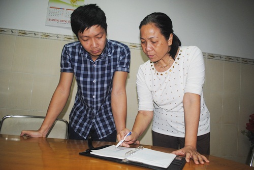 Kỹ sư Phan Phước Lộc (bìa trái), trưởng nhóm nghiên cứu trao đổi hướng phát triển hệ thống E-aqua cùng với bà Nguyễn Minh Hà, Giám đốc Cenintec. Ảnh: Hà Thế An.
