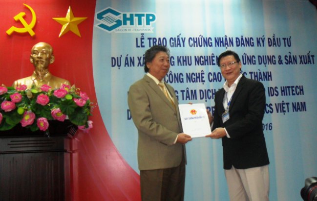 Trao giấy chứng nhận đầu tư cho Công ty Minh Nguyên. Ảnh: VGP/Hà Trần