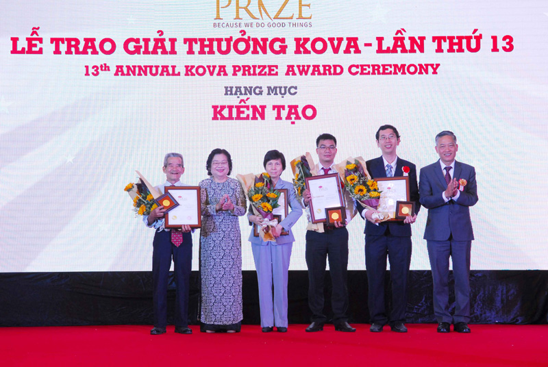 Thứ trưởng Bộ KH&CN Trần Văn Tùng trao giải thưởng KOVA hạng mục Kiến tạo cho các tác giả cá nhân