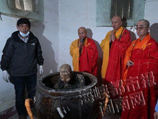 Thi thể của nhà sư sau khi mở nắp ang. (Nguồn: chinanews.com)