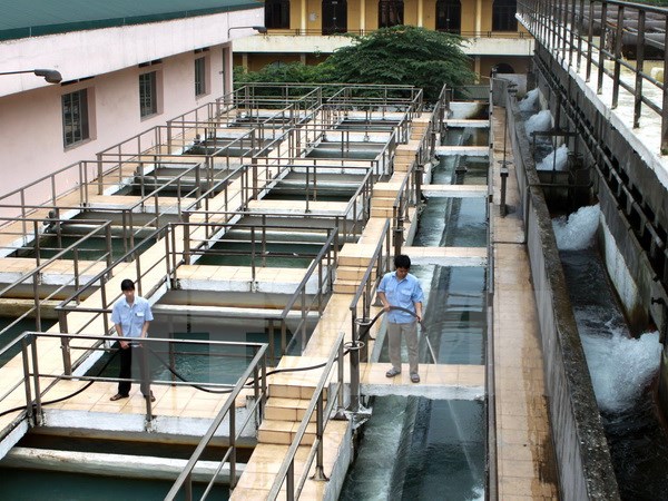 Sản xuất nước sạch ở Công ty kinh doanh nước sạch Hà Nội. (Ảnh:TTXVN)