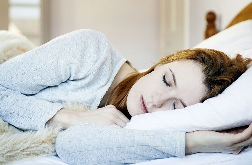 Nằm ngủ nghiêng về bên trái có nhiều lợi ích cho sức khỏe không phải ai cũng biết. Ảnh: Thesun.