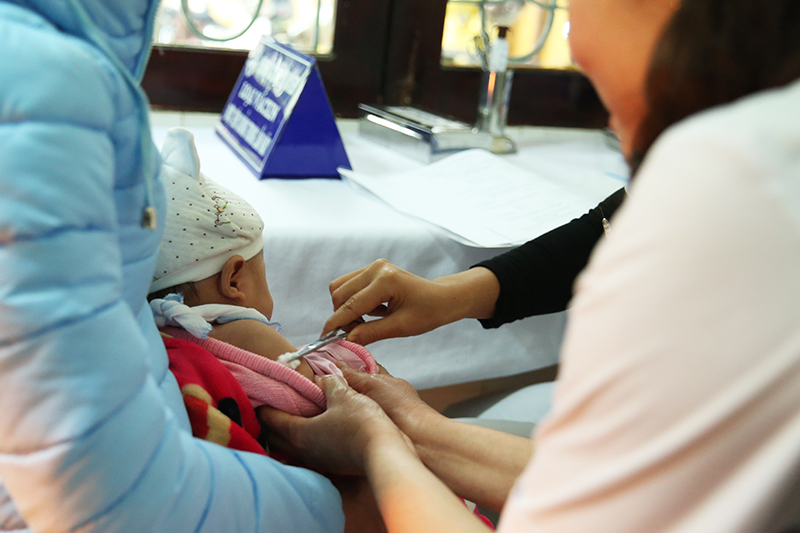 Dự kiến, đến năm 2018, vaccine bại liệt IPOVAC sẽ có mặt trên thị trường, giúp các bà mẹ có thêm lựa chọn khi cho trẻ đi tiêm chủng. Ảnh: VGP/Minh Khôi