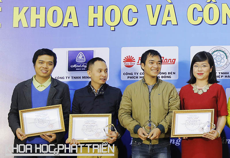 Đại diện nhóm tác giải Báo Khoa học và Phát triển (bên trái ngoài cùng) Lê Việt Tuấn nhận giải